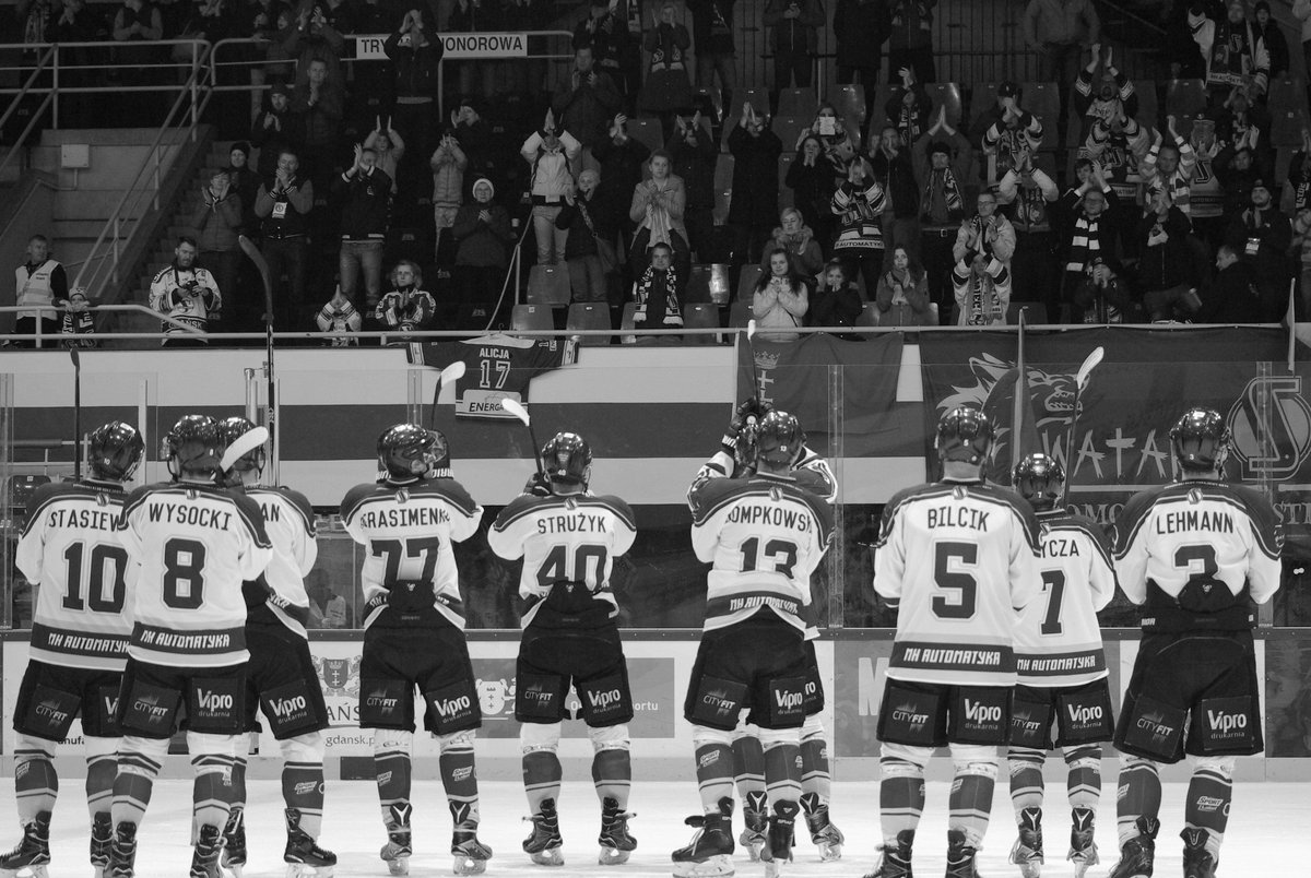 Znów trudny wyjazdowy mecz i znów 3 punkty! MH Automatyka #Gdańsk pokonała #NaprzodJanow 3:2 👏 Bramki: Vitek, Maciejewski, Pesta #PHL #hokej