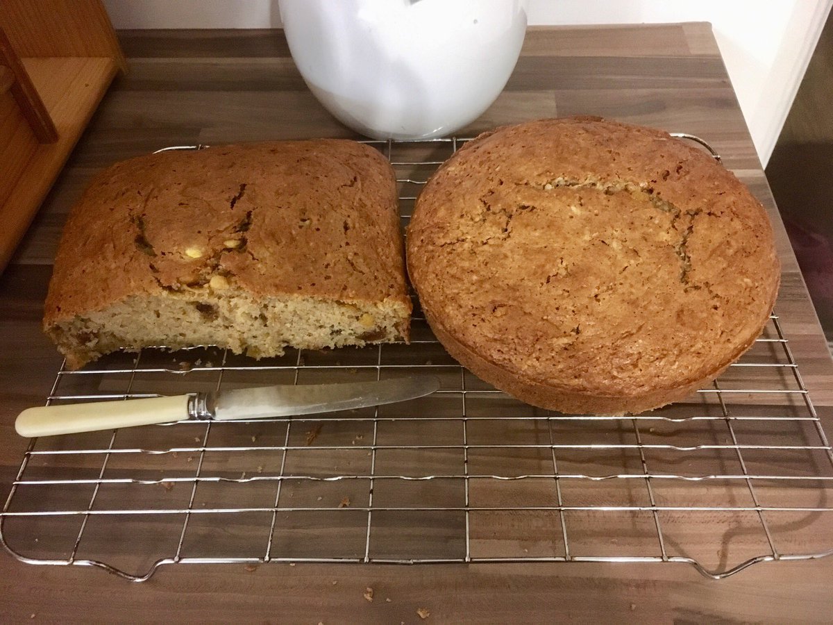 jaqdaaw's tweet photo. pumpkin cake! 🍰 #bakelog https://t.co/etAV0pbeaV