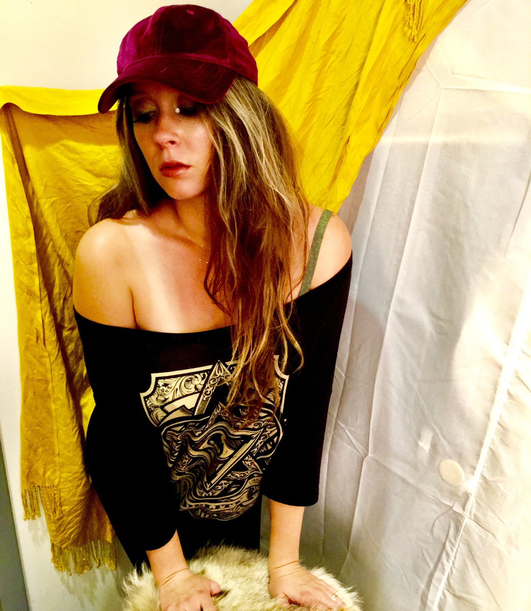 NaraZarr's tweet photo. 💞
#KansasCity #dancer #singer #performer #narazarr #art #rhinestones #obey #velvet https://t.co/VV57EUWoqo