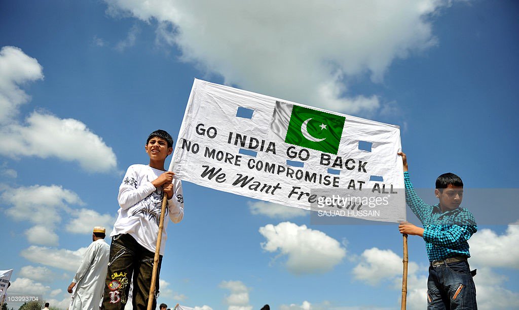 IRidaRubabSayed's tweet photo. Desparate Failed Erasure attempt by Occupiers:
In #Kashmir Some #IndianArmy men caught ,painting
over #Go_India Slogans,Good India.
😂🇮🇳🔫😂 https://t.co/3NUHf4TfoK