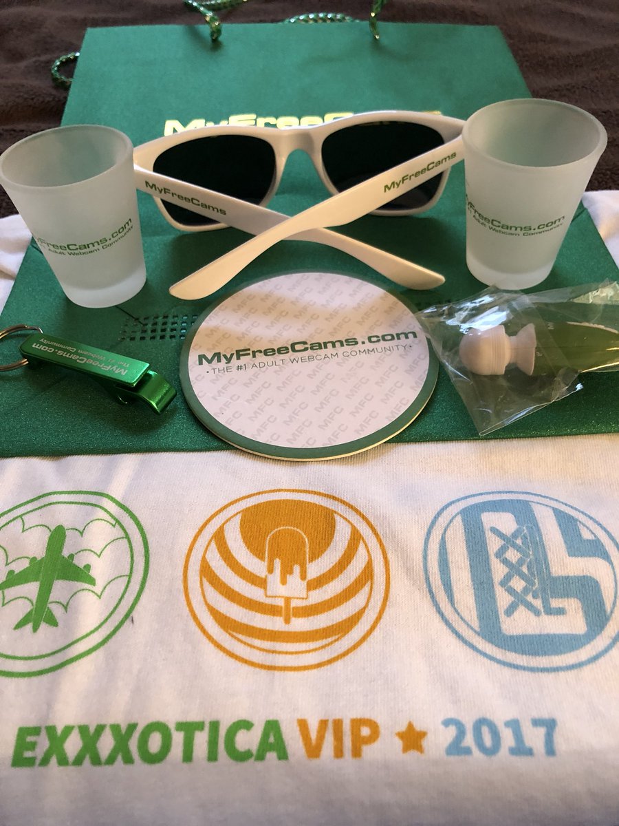 Stinger125's tweet photo. Some of the giveaways from Exxxotica #Exxxotica #MyFreeCams #BadDragon  #Sapphire https://t.co/kPsIrWWX0R