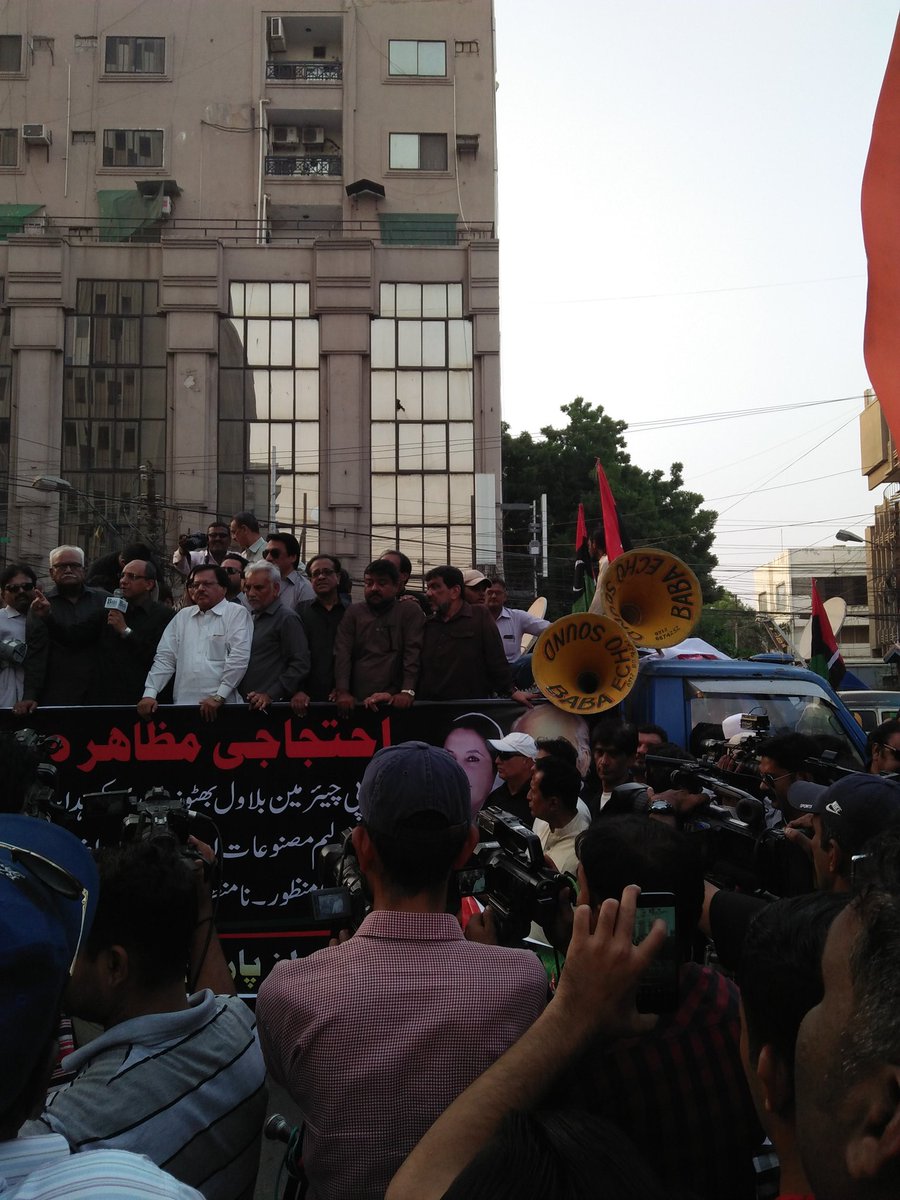 NaeemSheikhPPP's tweet photo. @SaeedGhani1 addressing PPP protest against Petrol Price Hike at Karachi Press club.
#PPProtest https://t.co/WwCG0mQFtO