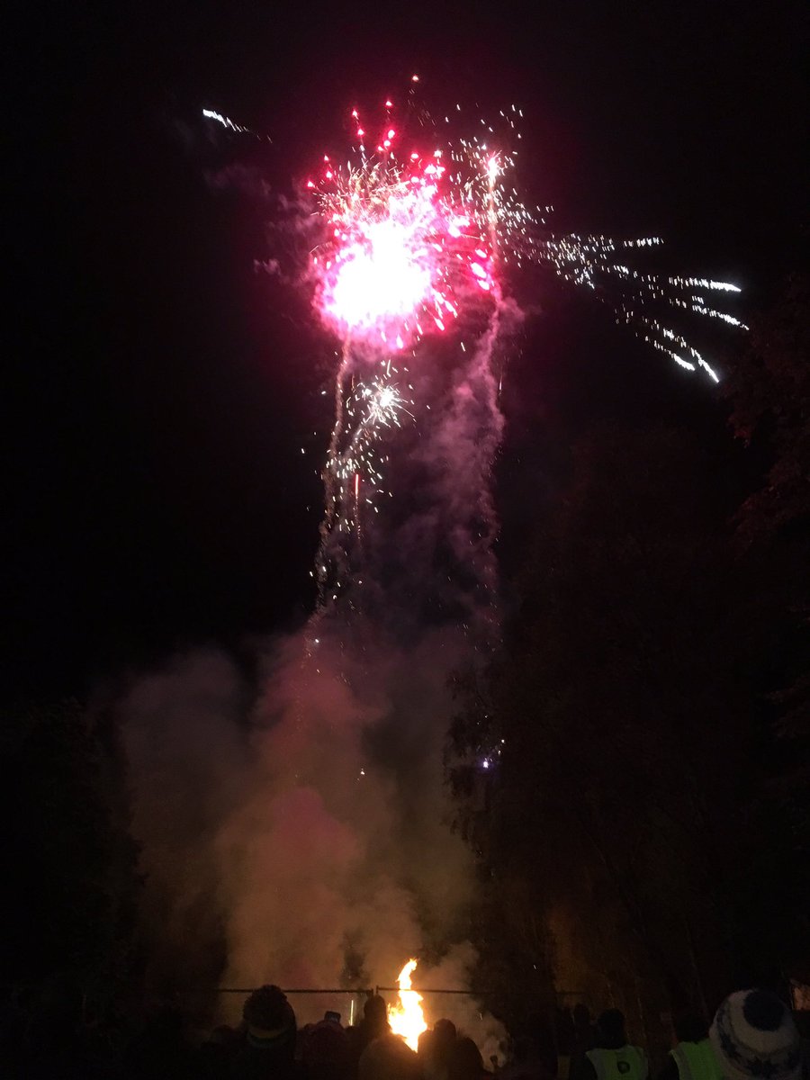 CountryBlindsUK's tweet photo. Great bonfire and fireworks tonight @ThewindmillInn1 #heartofthecommunity #wetherby https://t.co/EPgZppmtWV