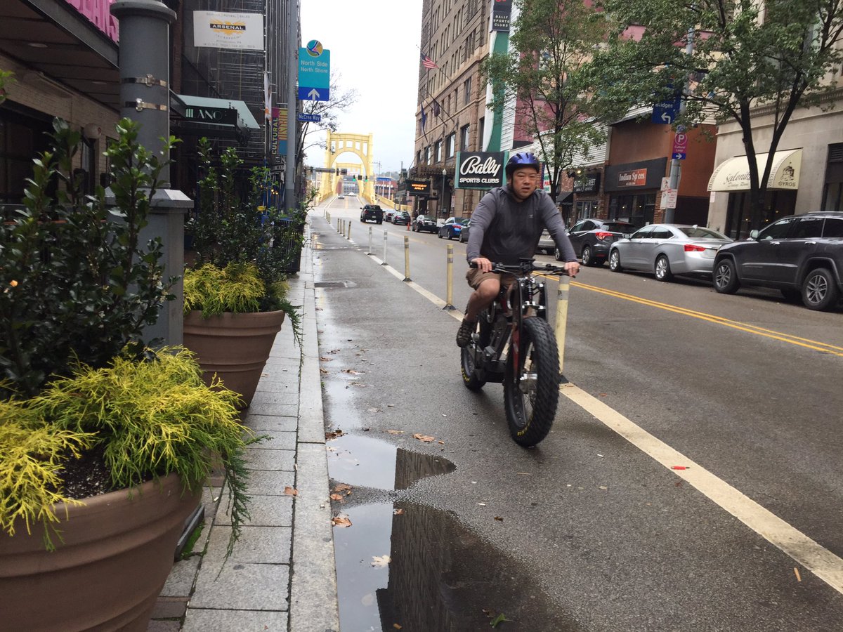 urbanlifesigns's tweet photo. Nice to see bikeway on 6th St leading off Roberto Clemente Bridge's bikeway. #safehitposts #bikelane @BikePGH https://t.co/AvH66k94hK