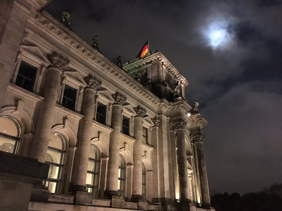 grietvanloy's tweet photo. Grietings from #Berlin #Reichstag https://t.co/CpP2CA9Vf7