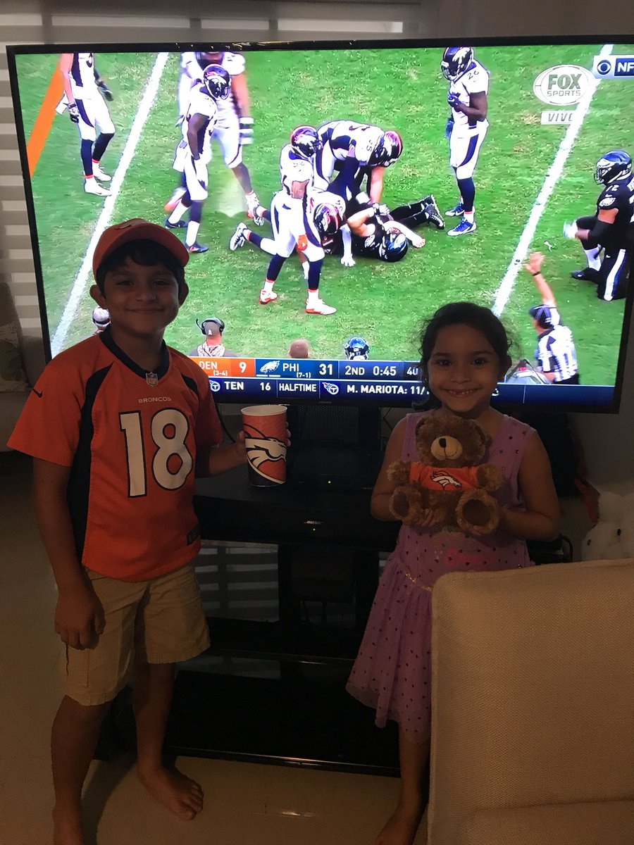 MaryCarmenLoria's tweet image. Victoria y Lorenzo Martin apoyando a los broncos desde Playa del Carmen @FOXSportsMX @FOXImpactoNFL familia MARLO