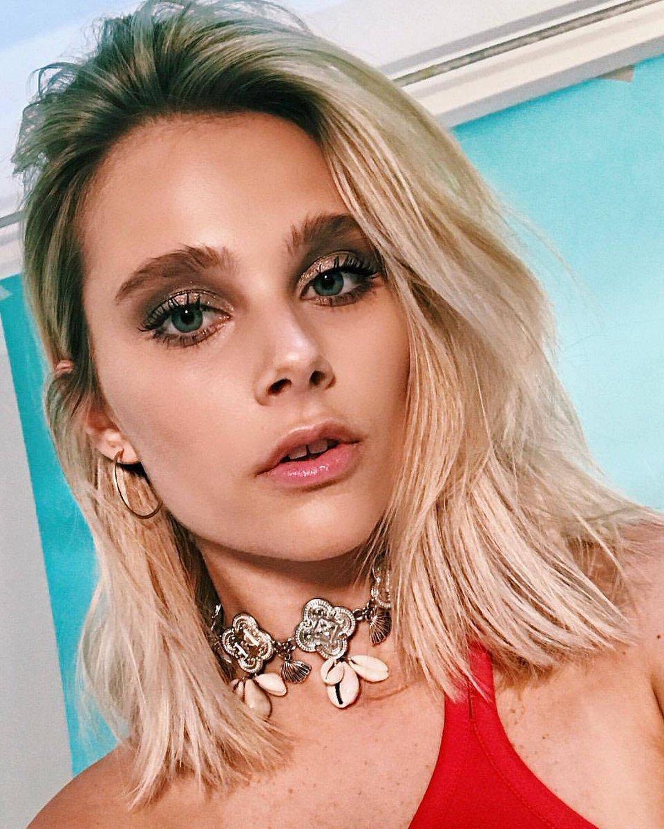 hankerxaycem's tweet photo. Vota por @VaLuZenere por mi diosa👑 por favor🙏#FandomValen #FanAwards2017 

Máximo RT por favor🙏 https://t.co/GV5a3oRlQH