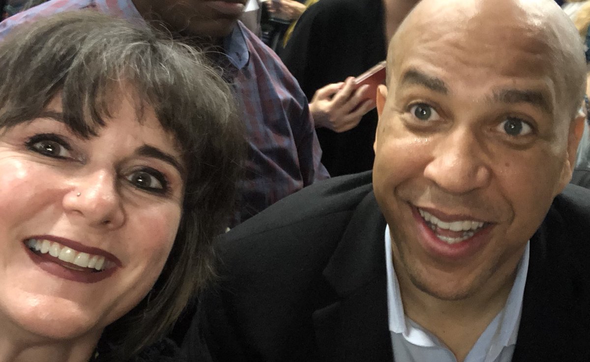 SamiaElmo's tweet photo. The Sisterhood of Salaam Shalom #SOSS2017 @CoryBooker It’s not the degrees that you get, it’s the service you give https://t.co/QYz3GiLNdl