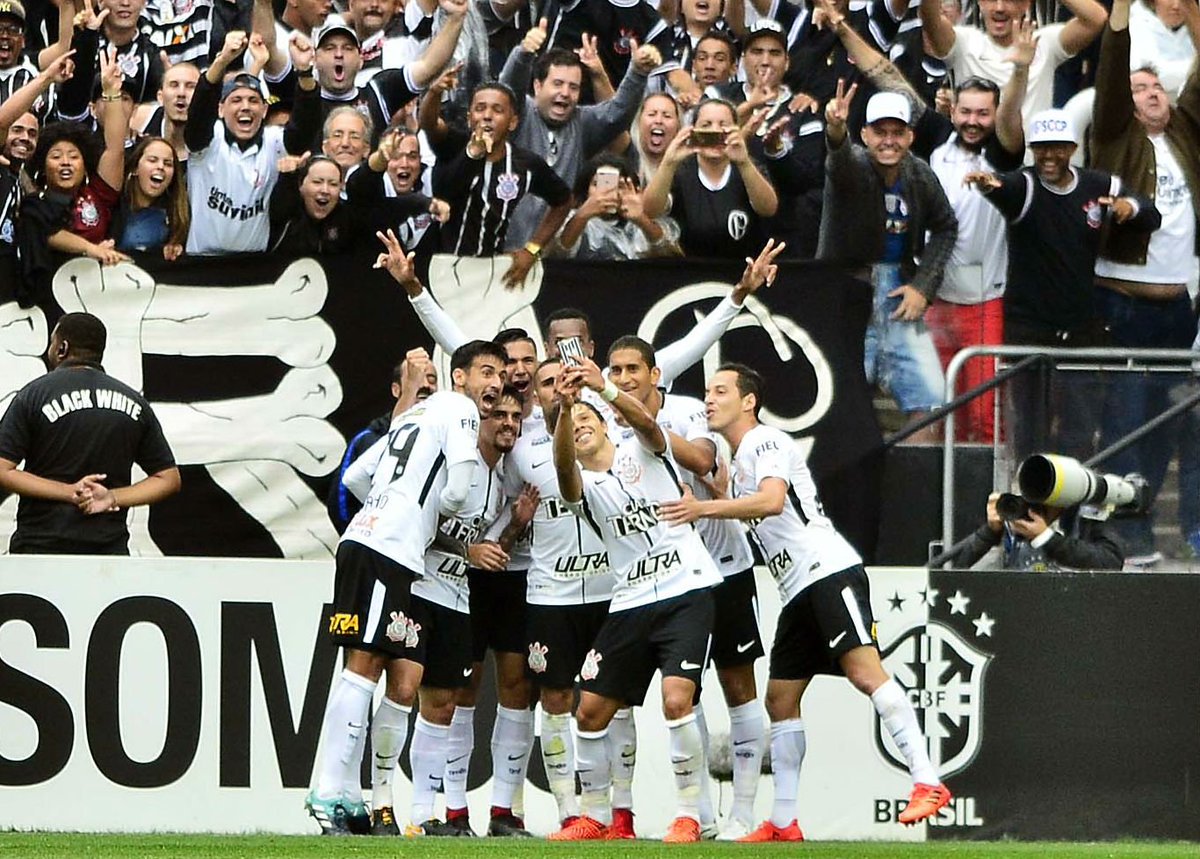 Selfie em campo: comemoração de Romero estava ensaiada havia três meses glo.bo/2ixgMFU
