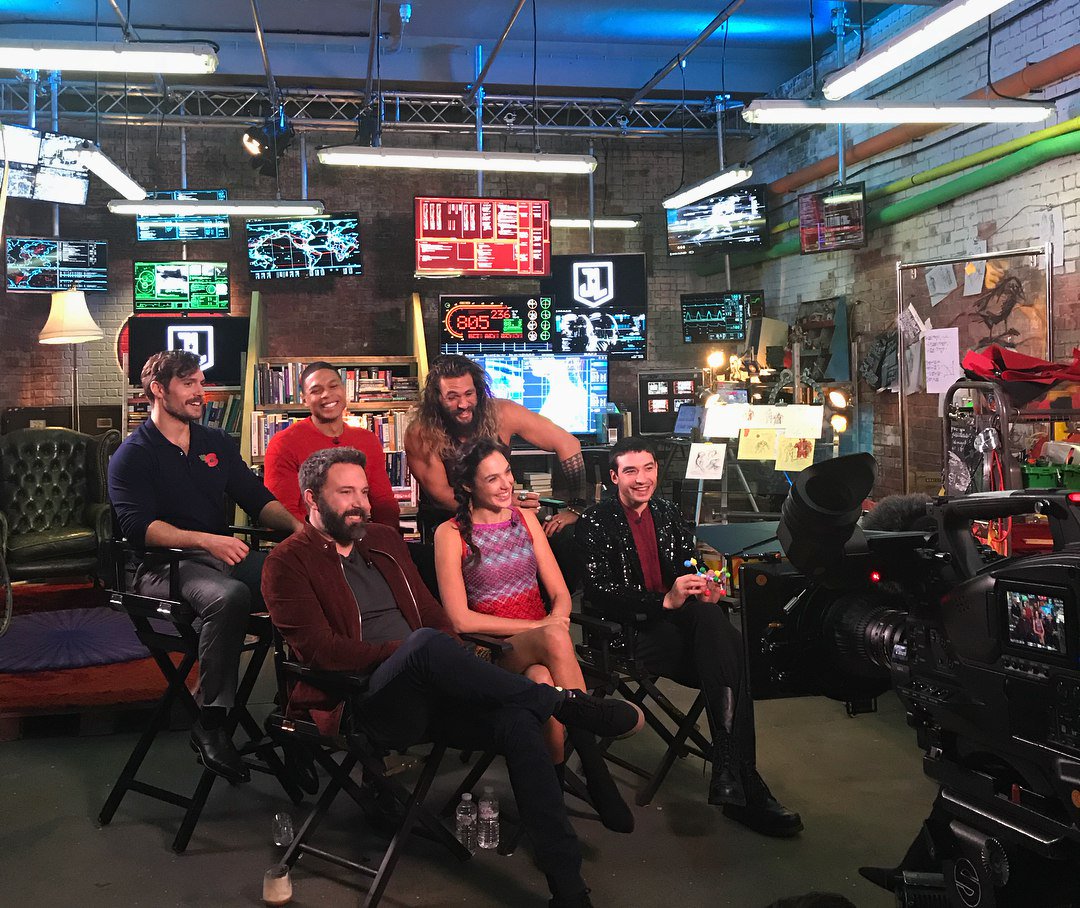 galgadotnetwork's tweet photo. PHOTOS: Gal and her 'Justice League' co-stars backstage at a interview with Entertainment Weekly today. #GalGadot #JusticeLeague https://t.co/J5Lt1vVgen