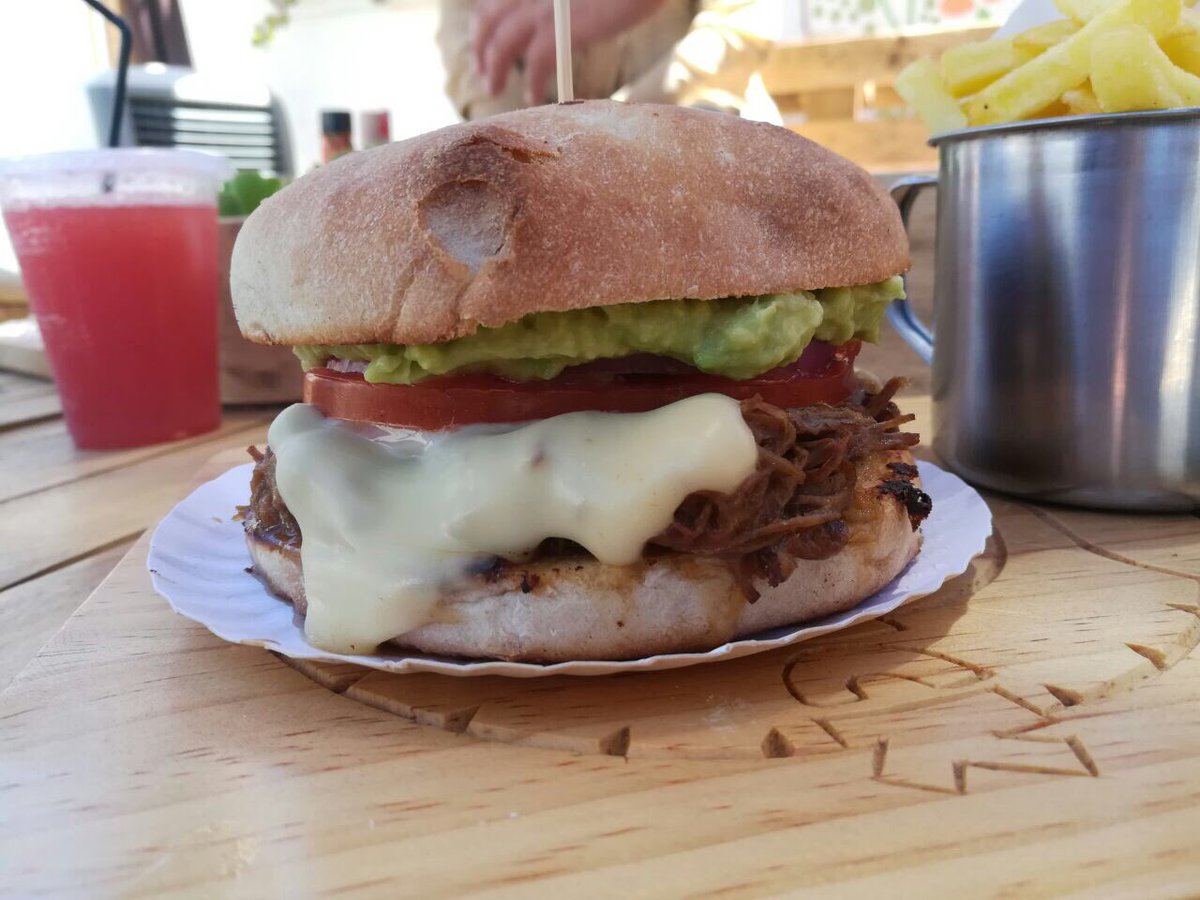 Mechadasdomicil's tweet photo. ¿Se te antoja?. 
Ven a disfrutar de una crujiente y jugosa mechada. Los más frescos ingredientes en un solo sándwich. #Elpatiolaserena https://t.co/Fm2qtVYeSt