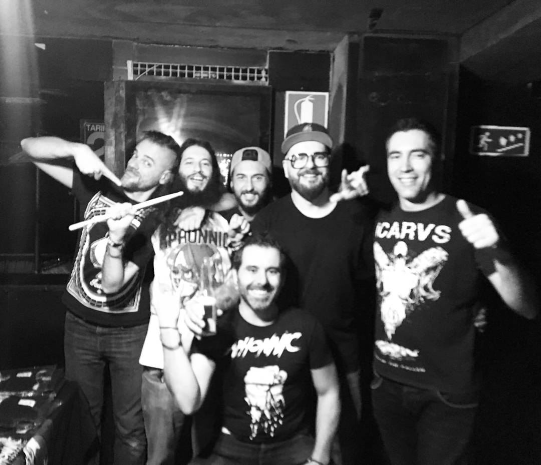 Siempre es un placer disfrutar de  <a href="/aphonnic/">Aphonnic</a>
Letras crudas, rabia en directo y humildad. El dolor de garganta y cuello son testigos de ellos