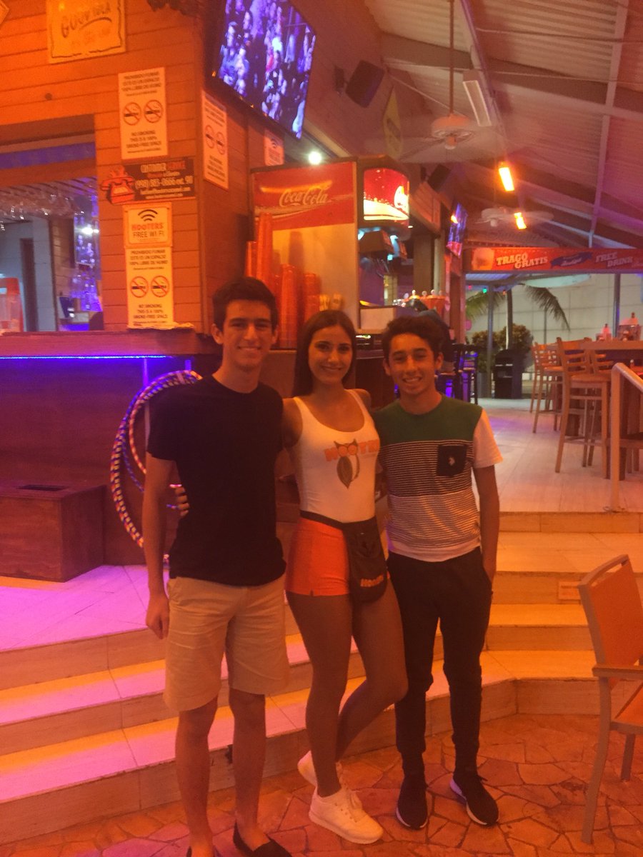 LuisOlanC's tweet photo. Que buenas peleas ayer de la  #UFC2017 y mejor la compañía... #hooters #cozumel https://t.co/VkLAf9MS12