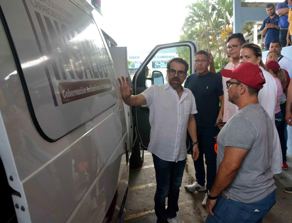 apuertocabello's tweet photo. Nuestro glorioso Gobernador @rafaellacava10 entregó ambulancia al HAPL. Se respira alianza perfecta para Puerto Cabello @JCbetancourt72 https://t.co/pjyvGlWB50