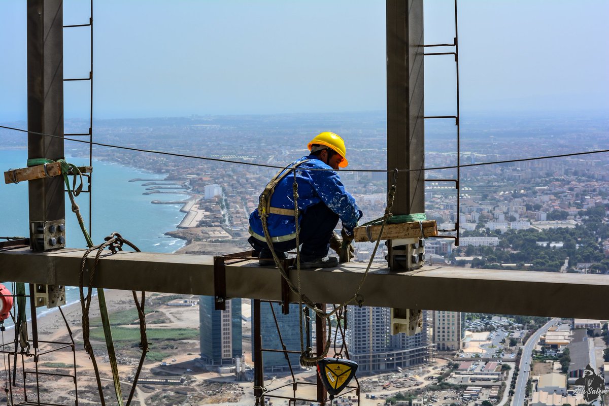 zakariachebbah's tweet photo. Risky job for less income #Alger #bigmosque https://t.co/8YmmR3bX9j
