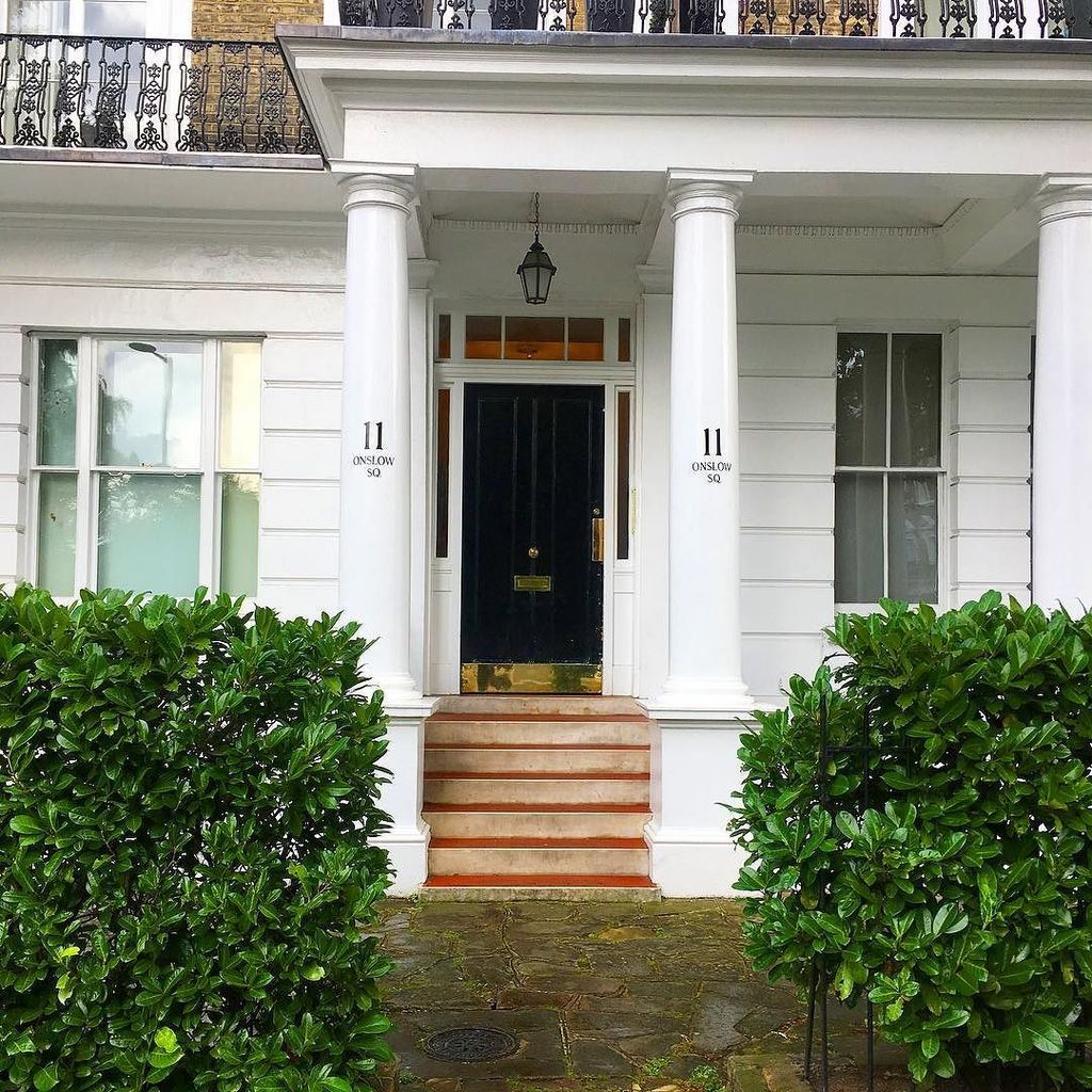 Inveslondon's tweet photo. South Kensington’s Onslow Square always looks fabulous, would you not agree?

#onslowsquare #southkensington #arch… https://t.co/KwEAHj7jf0 https://t.co/tMhlSorXJd