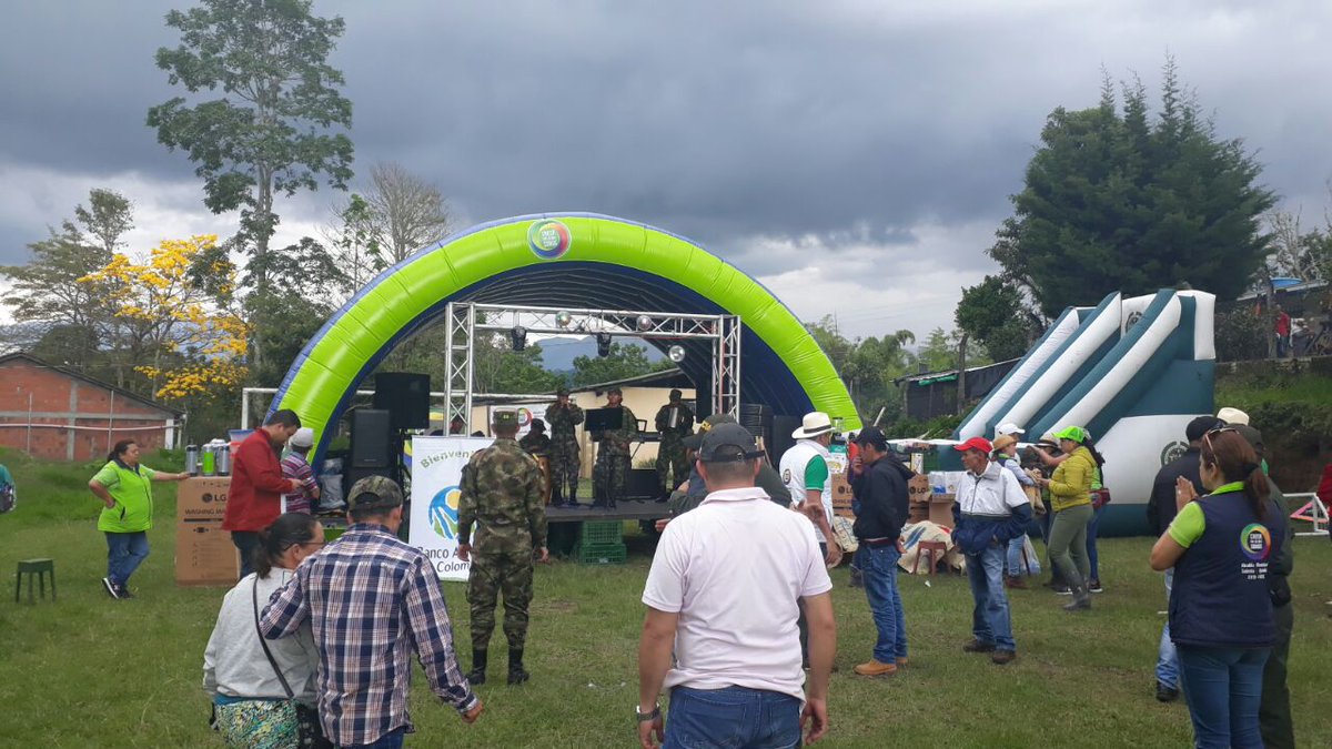 Ejercito_Div5's tweet photo. #Aestahora #BAMUR 5 celebra día del campesino vereda los pinos municipio de Salento donde se lleva orquesta, globoflexia y pintucaritas. https://t.co/tct3ICrKDq