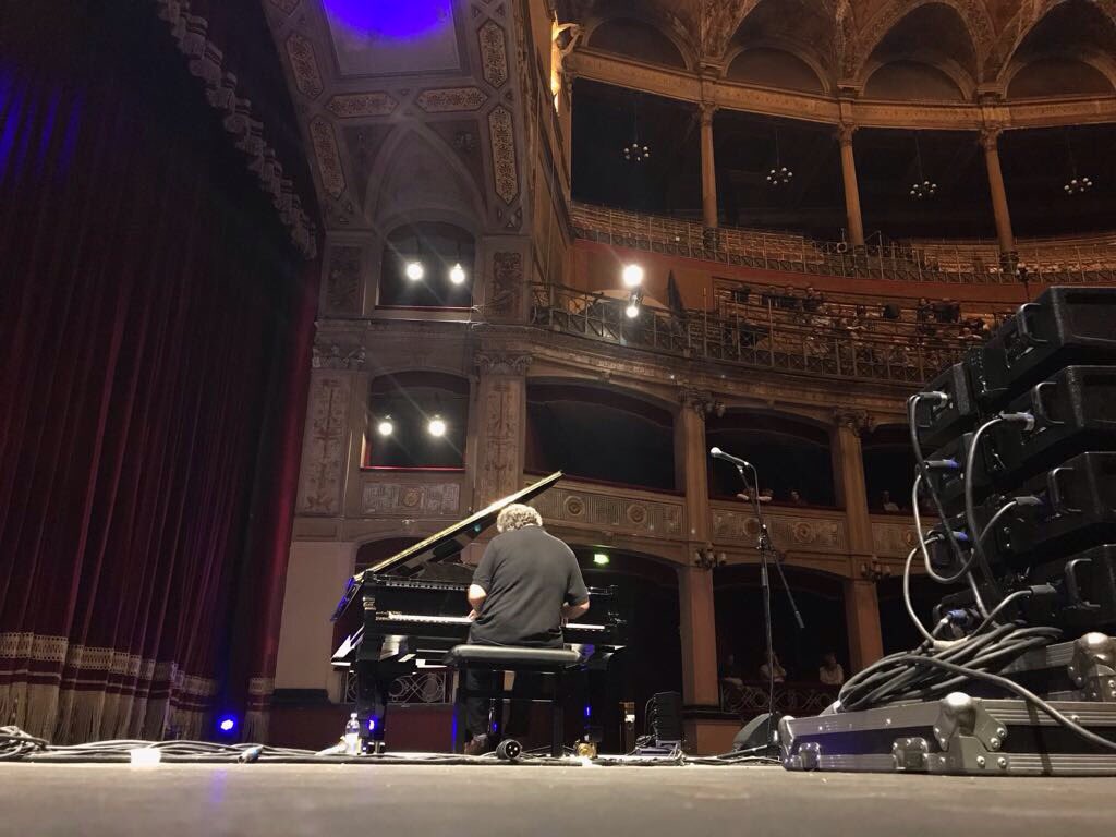 jazz_palermo's tweet photo. Chiude la prima edizione del #palermojazzfestival l'acclamato pianista Uri Caine 🎹Pubblico entusiasta, tanta bellezza 😍🎶 https://t.co/arH51p63zE