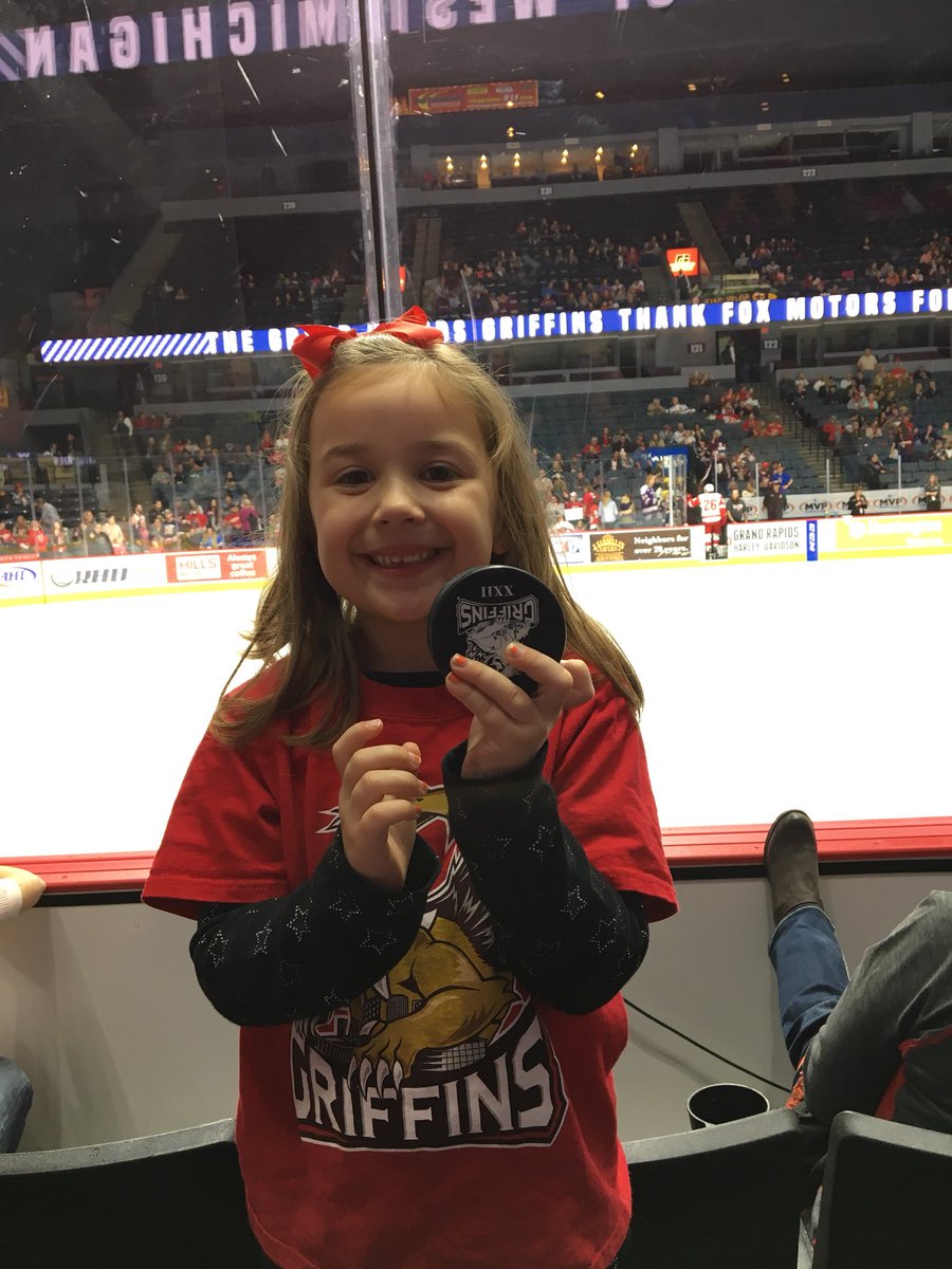 cakebakerbranch's tweet photo. Nothing beats a game of rock, paper, scissors with her favorite player...she’s on cloud 9 @ETangradi #GoGRG https://t.co/P3XG2rHaPx