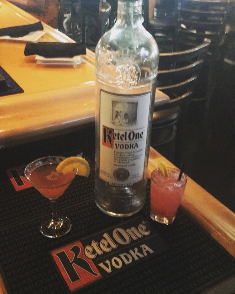 FreshFritzAZ's tweet photo. Sunday Funday with @KetelOne, Football, and Sushi #diageorep #ketelone #ithastobeperfect #vodka #cocktails #sushibrokers #sundayfunday https://t.co/Kj1EonyzsV
