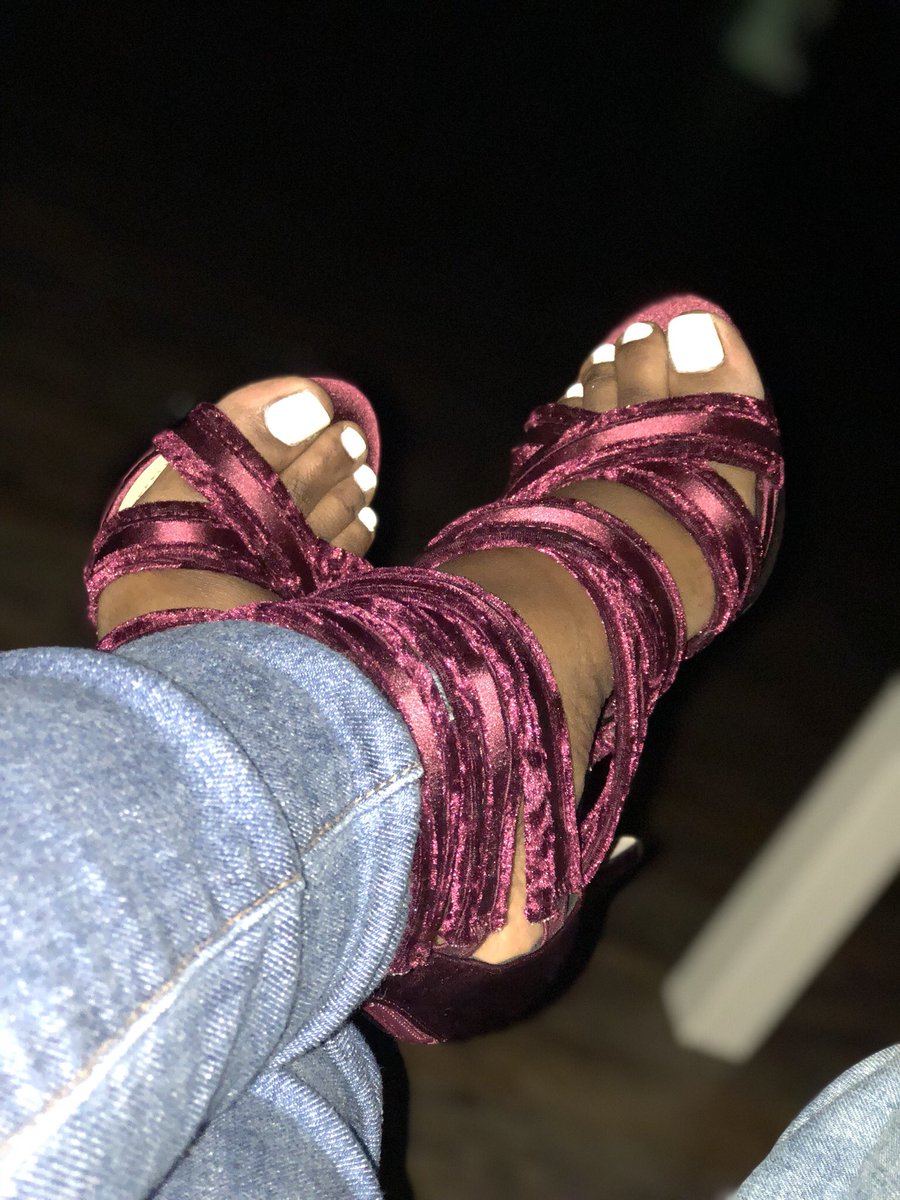 iKan_Di's tweet image. Pretty girl with pretty feet #IssaWin