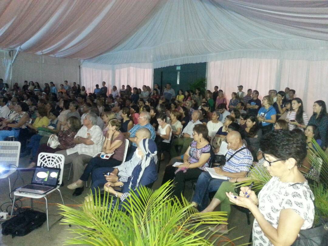 Filuc_oficial's tweet photo. #Ahora Padre Alfredo Fermín dicta a casa llena, la conferencia "El apocalipsis: el libro más hermoso de la Biblia" #Filuc2017 https://t.co/9Vvky9HRan