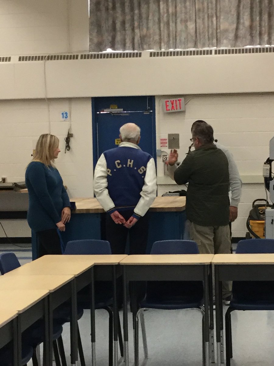 PortCreditSS's tweet photo. Fred Ketchen, his daughter & her children at PCSS for ribbon-cutting celebration of 2 classrooms funded by the family #PCSSPride #SciTech https://t.co/n958ejfmaZ