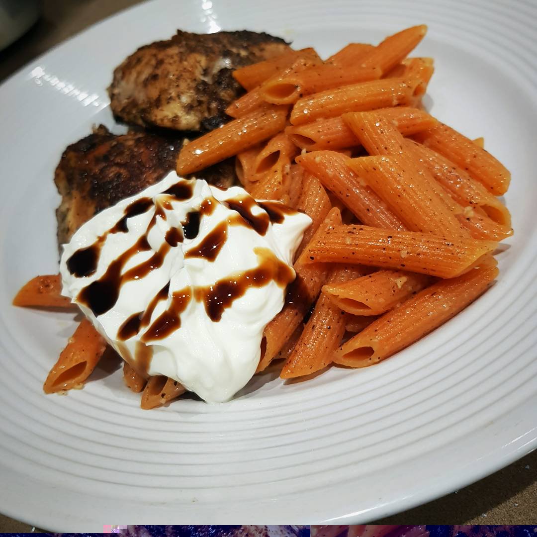 JHL_JHL's tweet photo. #redlentilpenne
#withchicken 😉👌🏾🥂
Red Lentil penne 'pasta' with seasoned chicken & Greek yogurt drizzled with balsamic vinegar glaze 😋 https://t.co/s6RFqttR3K