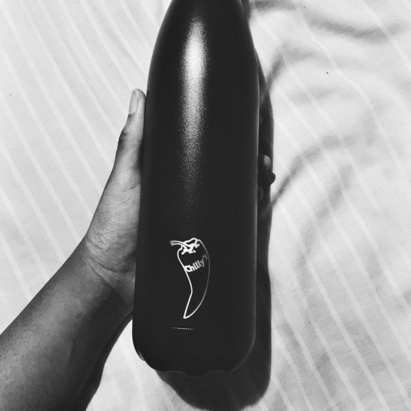 insidesai's tweet photo. Am I cool now with my new @chillysbottles? #blackandwhite #bnw #reuseablebottle https://t.co/WDyp4q2Mqb https://t.co/ImPRtDuN4I