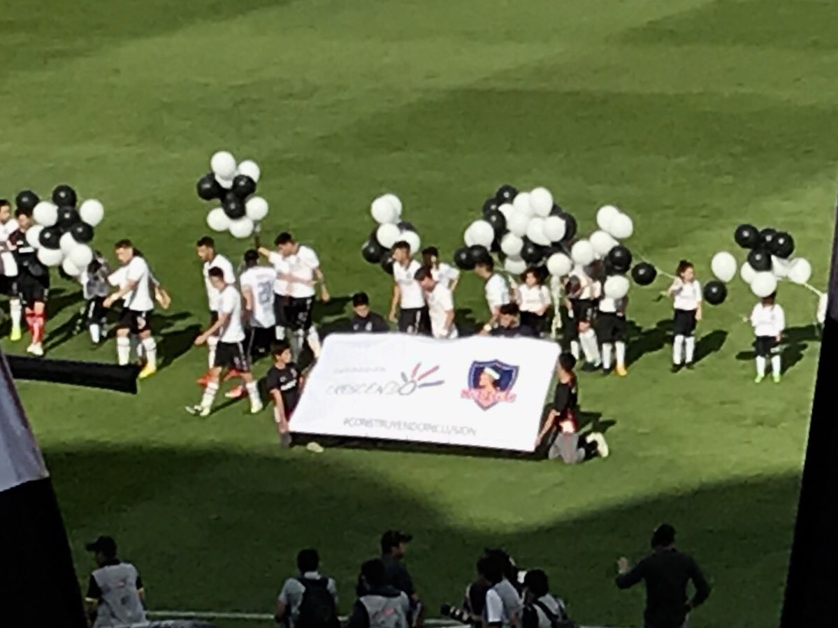 renenaranjo's tweet photo. Ahora: nuevo convenio por la inclusión entre @CrescendoChile y Club Deportivo Colo Colo es saludado por el público en Estadio Monumental! https://t.co/xpRDcJjfhe