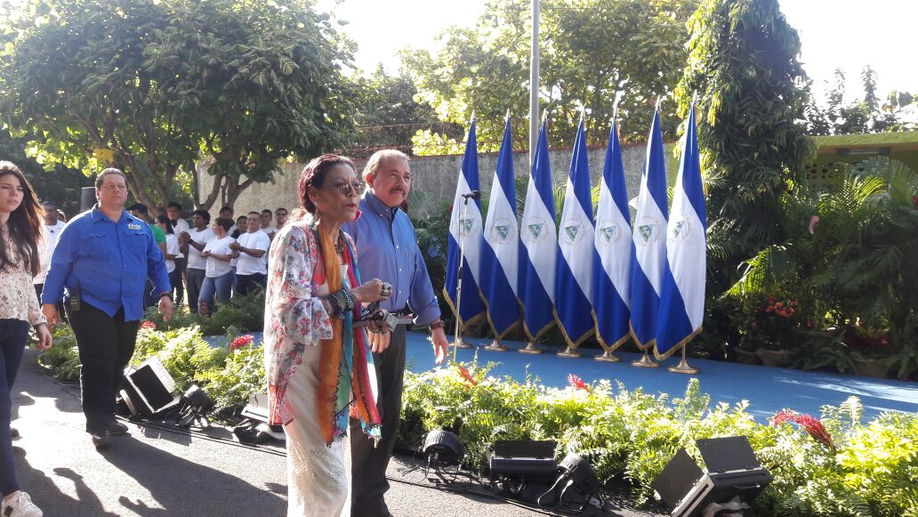 100noticiastv's tweet photo. Pareja presidencial ejerce su derecho al #voto2017 https://t.co/BZcXe0Lp7K