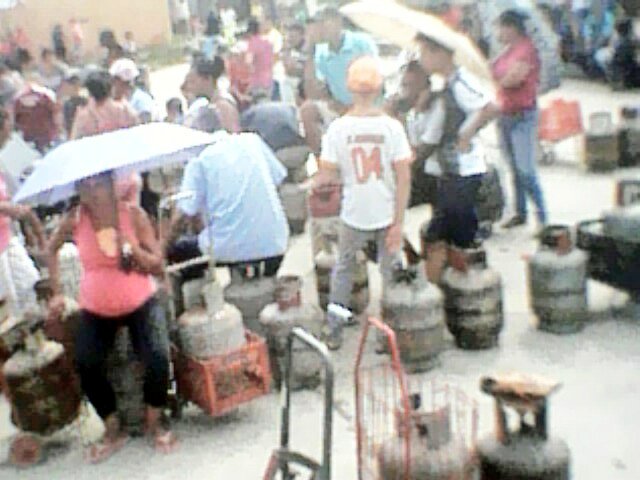Jesusantanderl's tweet photo. #5NOV Seguimos trabajando en un operativo de gas en la manzana B de Trapichito que también beficiara  varios sectores @rafaellacava10 https://t.co/l6dpubG4SN
