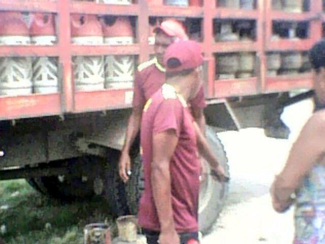 Jesusantanderl's tweet photo. #5NOV Seguimos trabajando en un operativo de gas en la manzana B de Trapichito que también beficiara  varios sectores @rafaellacava10 https://t.co/l6dpubG4SN