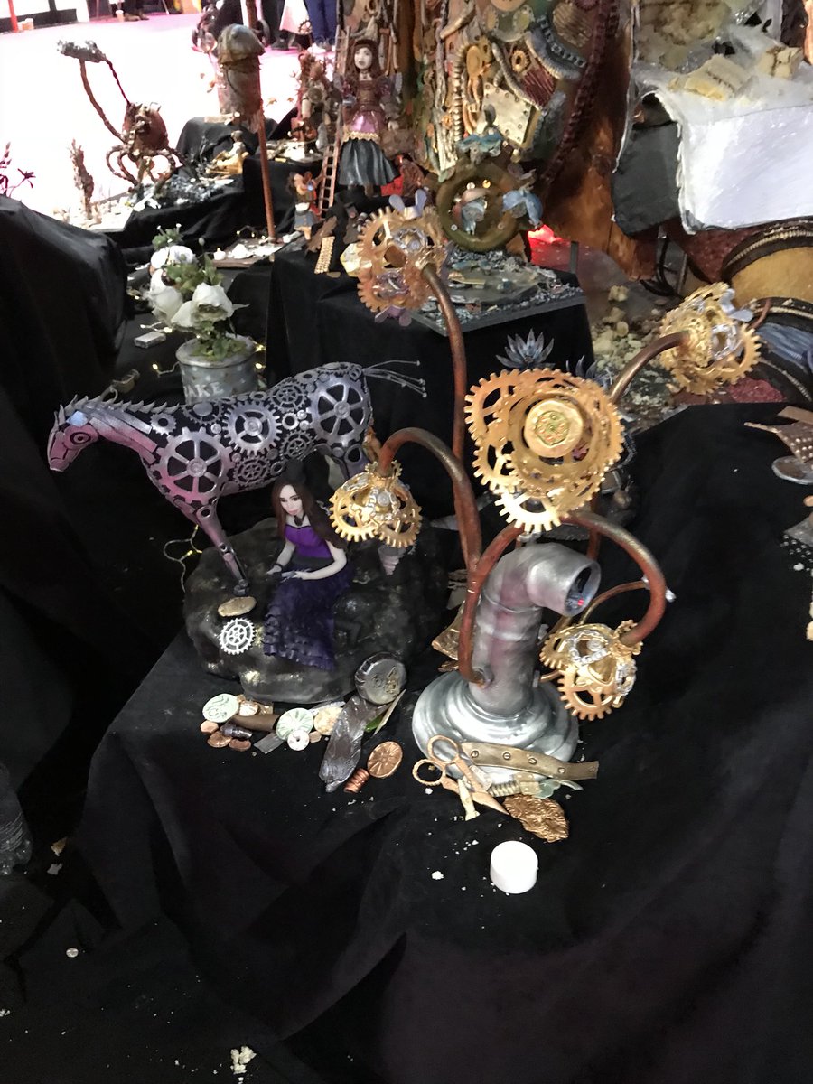 vevangelou1's tweet photo. So many intricate details on every piece for @M4gicDragonMach - superb! 😍 https://t.co/dgBlLkbZxo