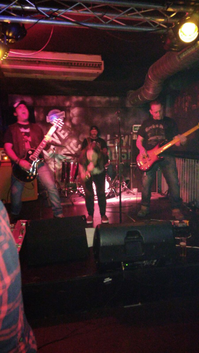 MalverdeSR's tweet photo. Gracias a los que os acercásteis ayer al bolo del @Backstage , pronto más noticias. https://t.co/w6JxDmn27l