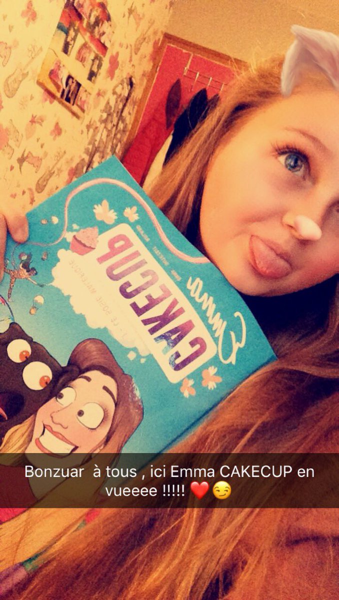 VPergent's tweet photo. Ouiii trop heureuse d'avoir eu le livre de Ma youtubeuse préférée ❤️ #emmacakecupbd  @emmacakecup https://t.co/O47BLtDD8A