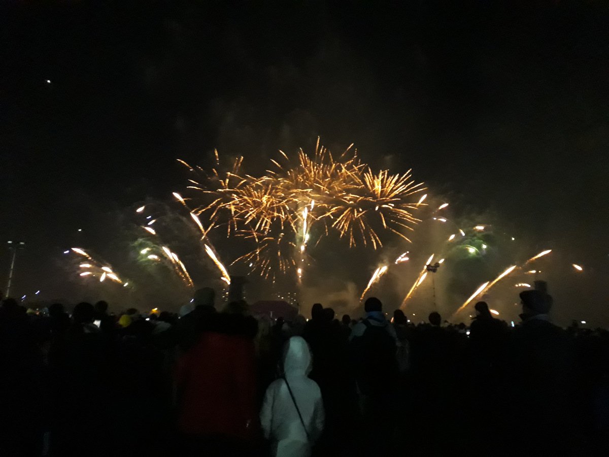 ApplecartArts's tweet photo. Thanks Robin! #NewhamFireworks https://t.co/jMQO1Pzm5y