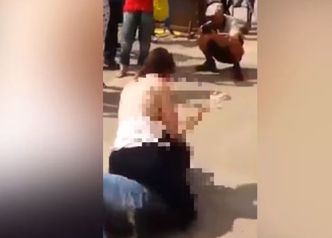 #VIDEO Mujer da golpiza a un hombre por acosarla en la calle 'estoy harta de ser acosada mientras trabajo'goo.gl/EuLkie