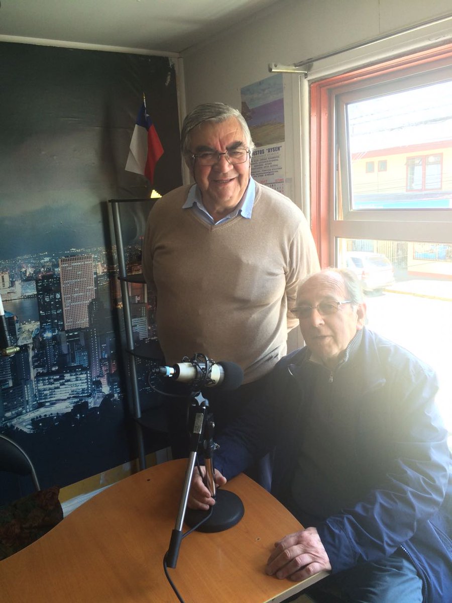 HernanVodanovic's tweet photo. Debate Político, Radio Milenaria  #Aysen @pilarcuevasm @HernanVodanovic instancias para que el electorado se informe sobre sus candidat@s. https://t.co/kSkdrB31dH