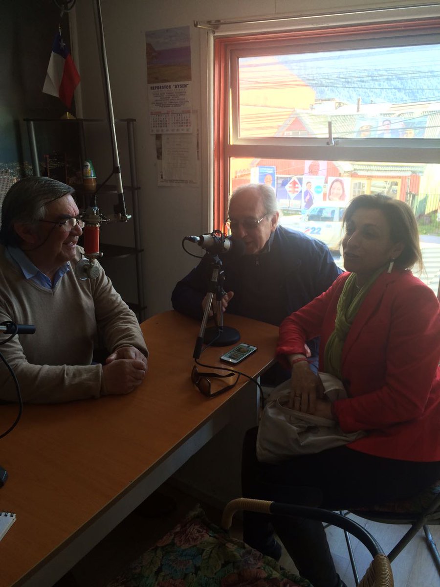 HernanVodanovic's tweet photo. Debate Político, Radio Milenaria  #Aysen @pilarcuevasm @HernanVodanovic instancias para que el electorado se informe sobre sus candidat@s. https://t.co/kSkdrB31dH