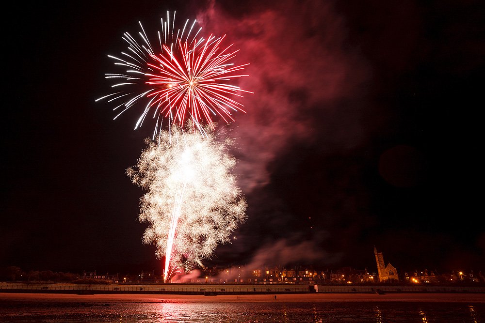 Fireworks from Burntisland beach on #BonfireNight 🎆<a href="/welcometofife/">Welcome to Fife</a>