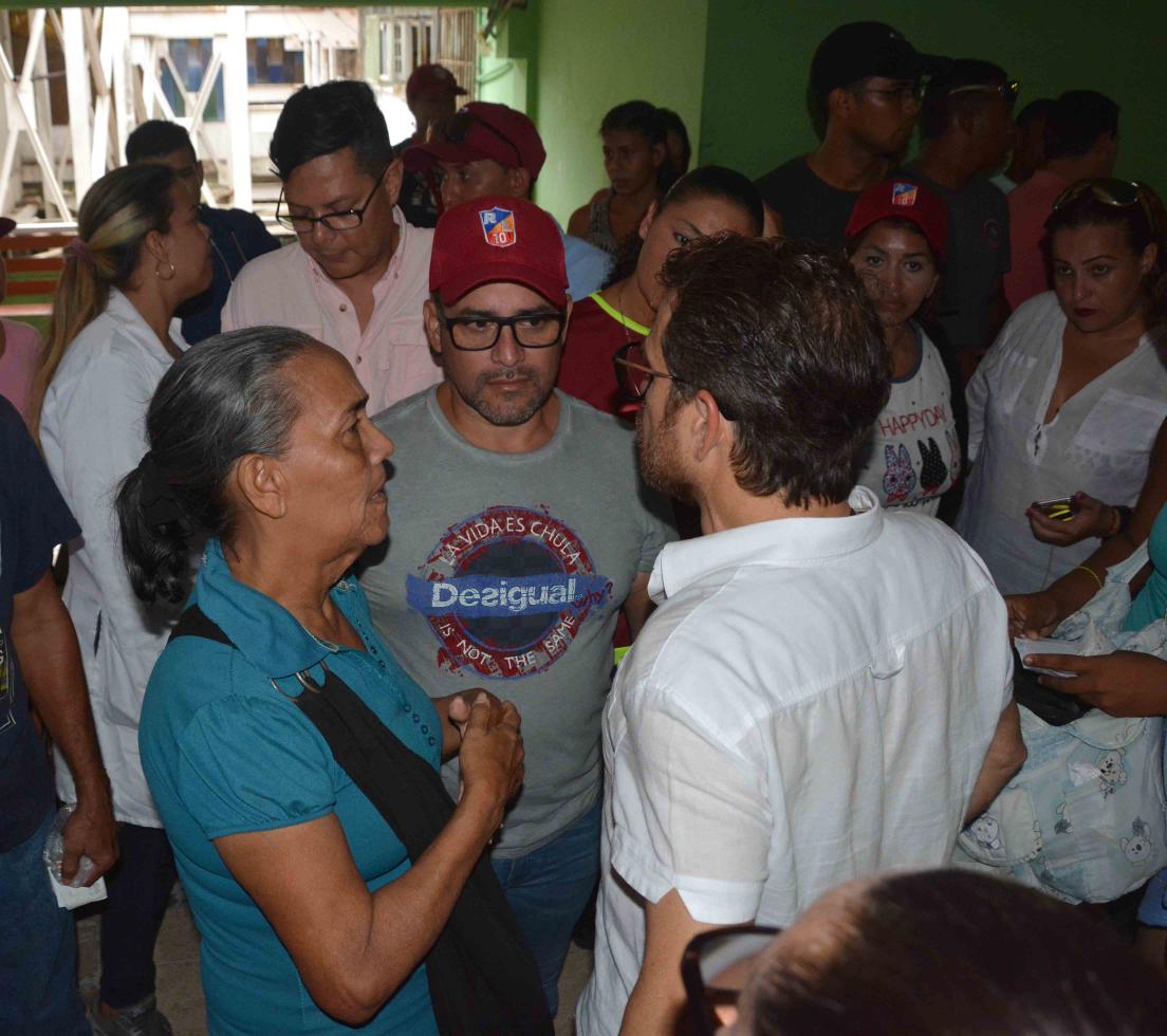 apuertocabello's tweet photo. Nuestro Gobernador @rafaellacava10 acompañado por el candidato @JCbetancourt72 escucharon necesidades de personas que estaban en el HAPL https://t.co/lsSbDP28dk