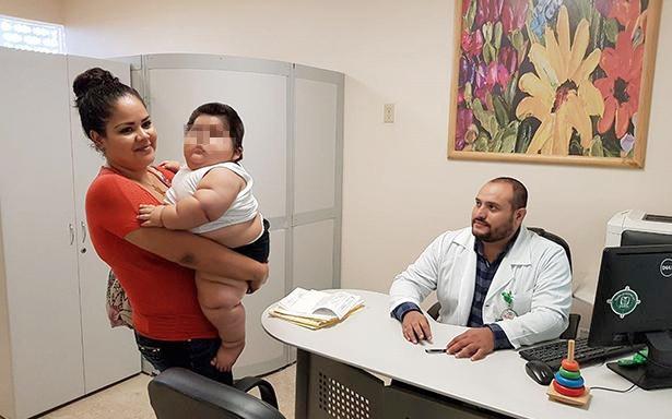 Tu_IMSS_TAM's tweet photo. #ComNac Bebé de 10 Meses de Edad y 28 Kilos es Atendido por Especialistas de @Tu_IMSS Para Combatir su Sobrepeso. https://t.co/1QryA7fn5f https://t.co/e3O8rNtUoZ