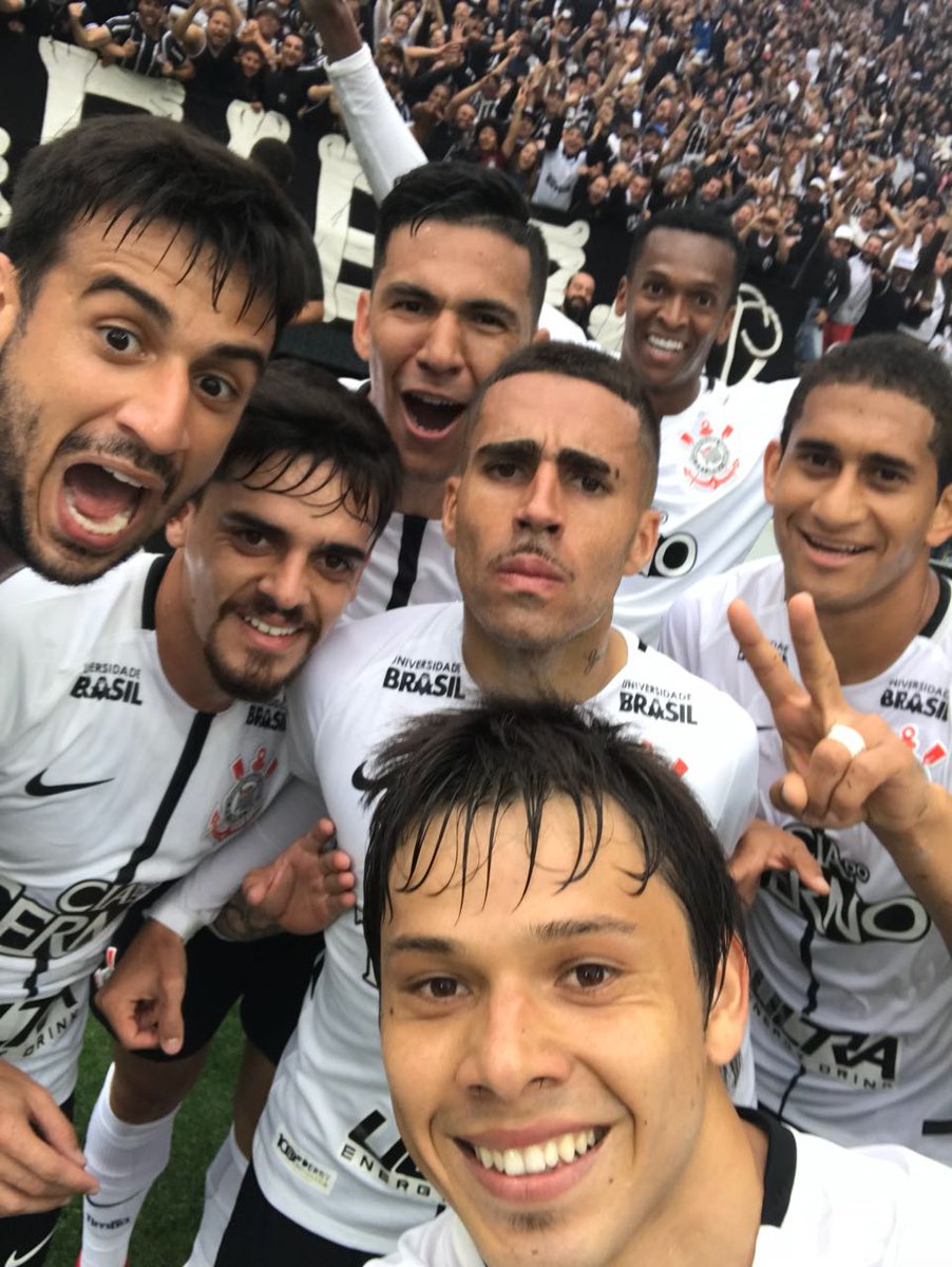 geglobo's tweet photo. Olha aí a selfie tirada pelo Romero depois do primeiro gol do Corinthians https://t.co/LT7pBT9YXG