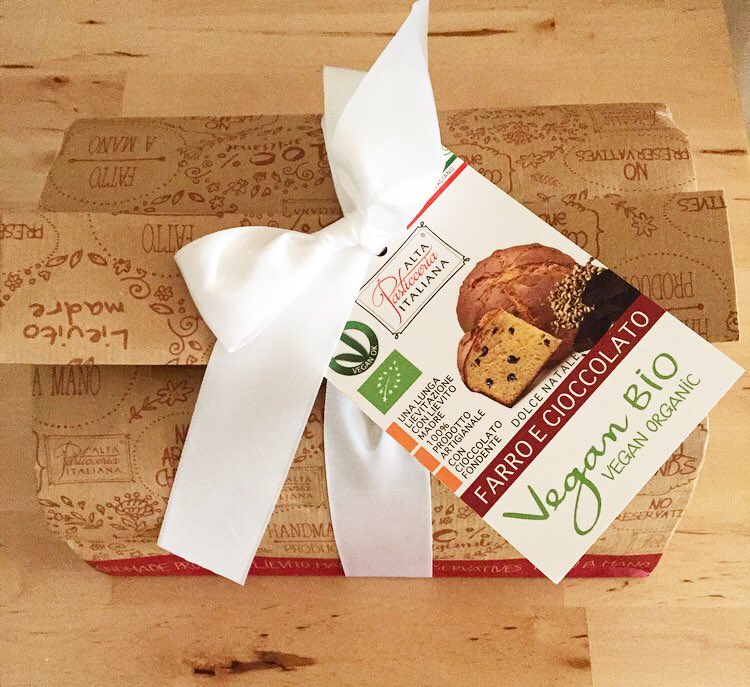 ropadeletras's tweet photo. Me encanta este pastel vegano 🌱 , se deshace en la boca, y el chocolate 🍫... AY.
dolce natale panettone. (En @VeggieRoom) https://t.co/oCm4y9O5ro