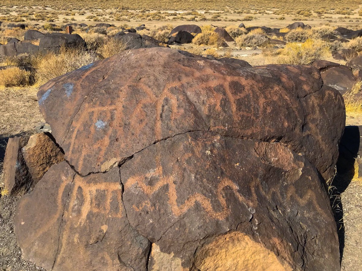 Huntington1688's tweet photo. 6,000 year old Native American rock art #Petroglyph #GrimesPoint https://t.co/mhQcfJwKZQ