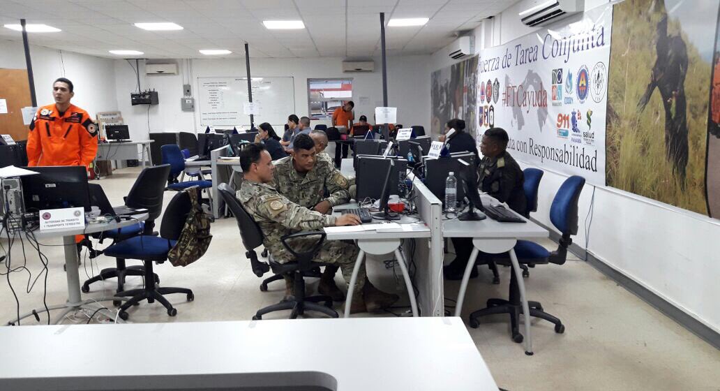 aeronavalpanama's tweet photo. Continúa labor conjunta COE Aguadulce #FTCAyuda SubCom.Ricaute Castillo en coordinaciones con personal del Centro de Mando/4ta. Región. https://t.co/8jpYW5dNvG