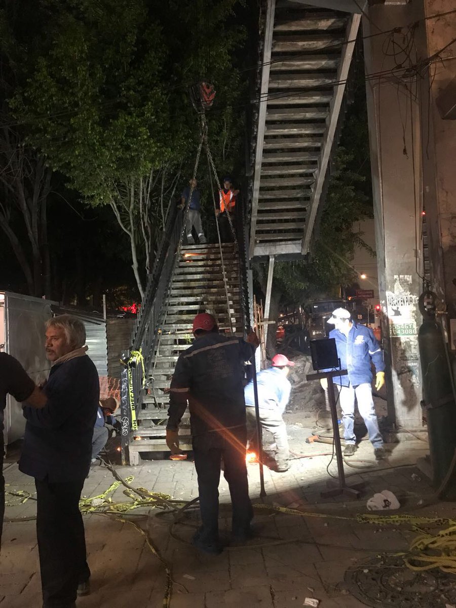 Con el equipo <a href="/aepCDMX/">AEP CDMX</a> hacemos el retiro del tercer puente antipeatonal en #GlorietaEtiopia como parte de las obras de recuperación E.P.