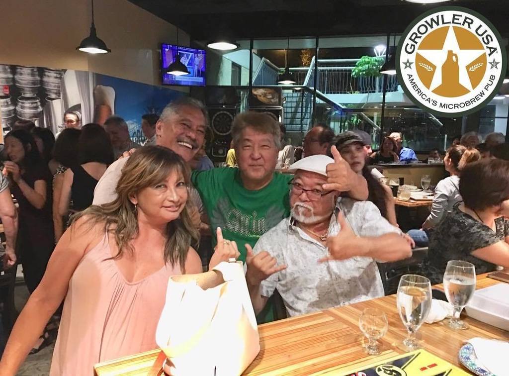 GrowlerHawaii's tweet photo. Friends. Family. Fun. π»
.
.
#friends #family #fun #growlerusahnl #hawaiilife #beer #103taps https://t.co/3NZDQn44Y8