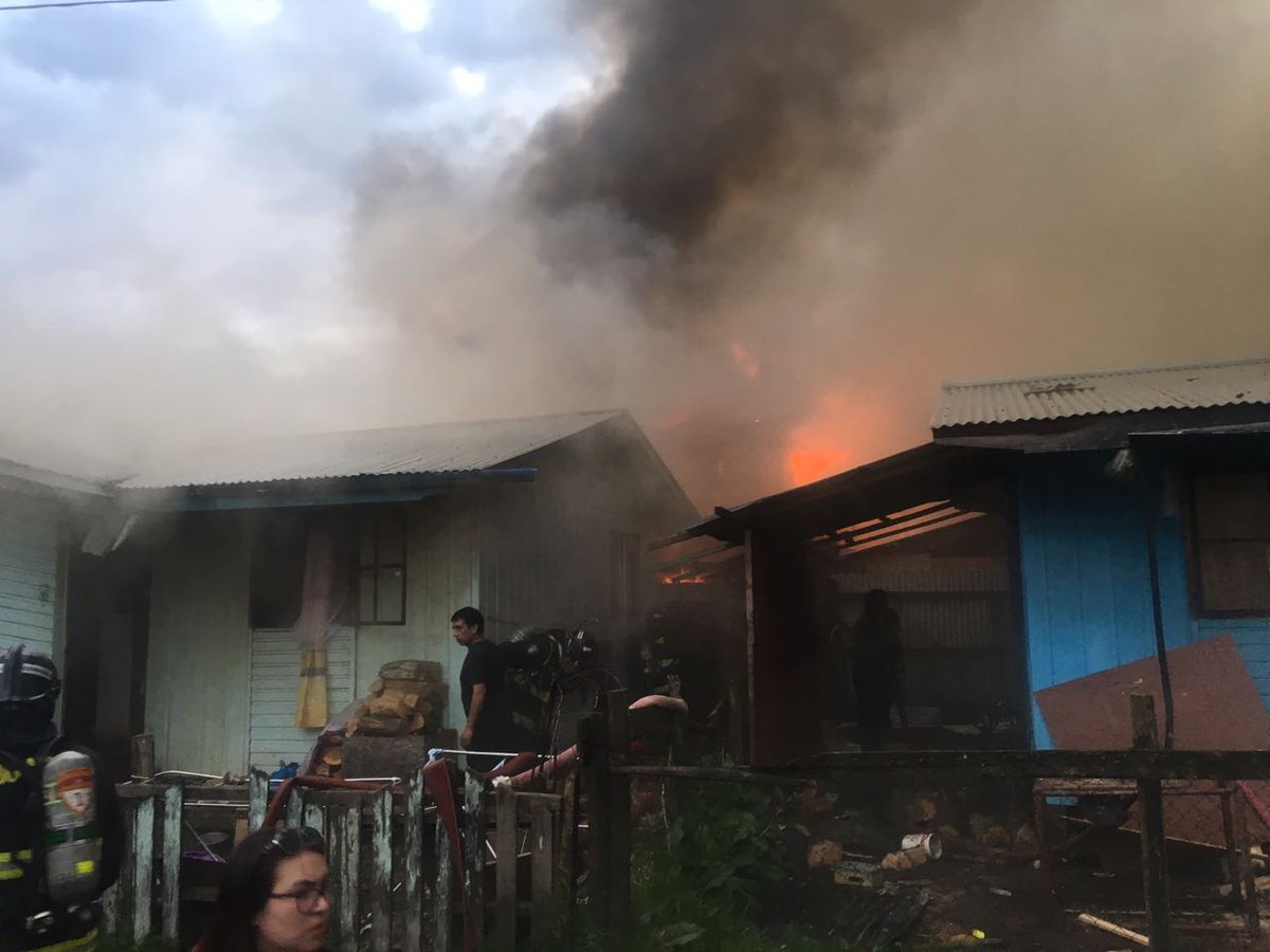 ddivisadero's tweet photo. Incendio destruyó una vivienda y dejó otras tess casas con daños en calle Benigno Díaz Puerto #Aysén https://t.co/HitBSrsYgb